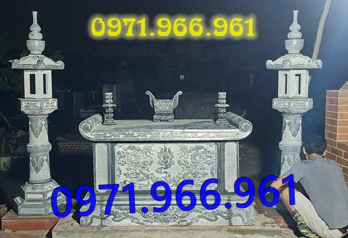 bàn thờ lễ bằng đá tự nhiên nguyên khối ngoài trời chuẩn phong thủy đẹp, bàn thờ lễ được đặt trước tượng phật quan âm hay quan thần linh, bàn lễ đá xanh ninh bình được điêu khắc hoa văn tinh sảo theo yêu cầu khách hàng, bàn lễ bằng đá cao cấp cho nhà thờ họ hay gia đình, bàn lễ trong khu lăng mộ có kích thước chuẩn  phong thủy bền đẹp cho gia đình 
