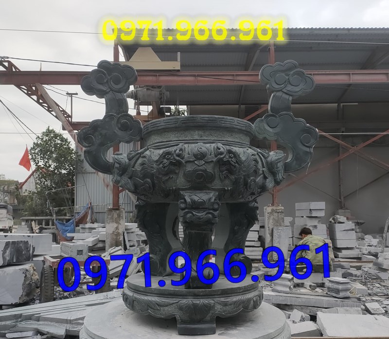lư đỉnh bằng đá tự nhiên nguyên khối cao cấp ngoài trời bền đẹp, lư đỉnh đá phong thủy chuẩn tâm linh trước nhà thờ họ hay từ đường, lư đỉnh đá thờ cúng tâm linh khu lăng mộ, lư đỉnh đá xanh trước cổng tam quan hay khu tưởng niệm, thiết kế lư đỉnh đá cao cấp theo yêu cầu khách hàng 