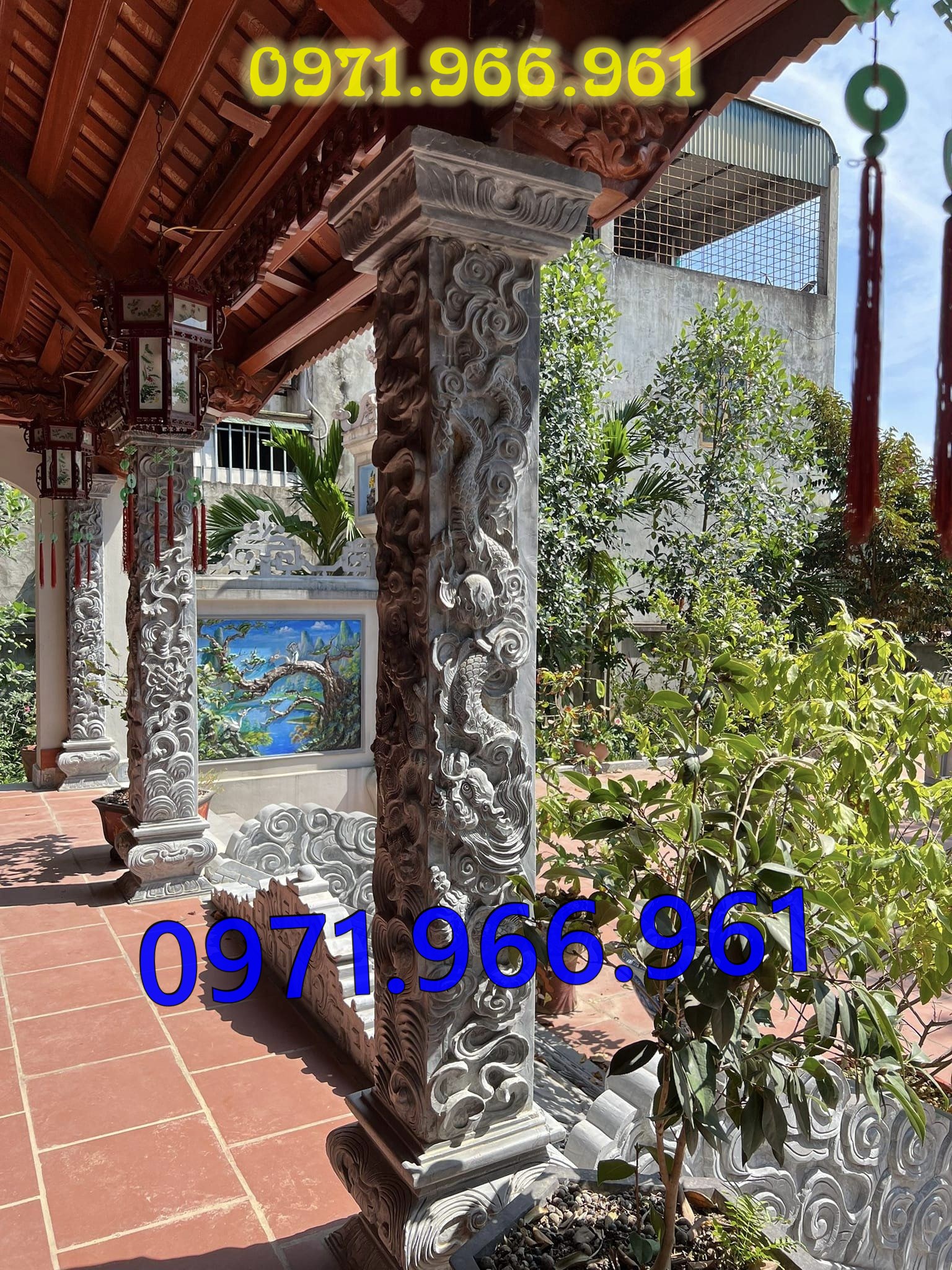 mẫu cột đá tự nhiên nguyên khối trước hiên nhà gia đình, nhà thờ, cột đá xanh đen phong thủy trước nhà thờ dòng họ, cột đá nhà gỗ chạm khắc hoa văn tinh sảo, cột đá đồng trụ, sân vườn, cột đá đình chùa bền vững cho khách hàng