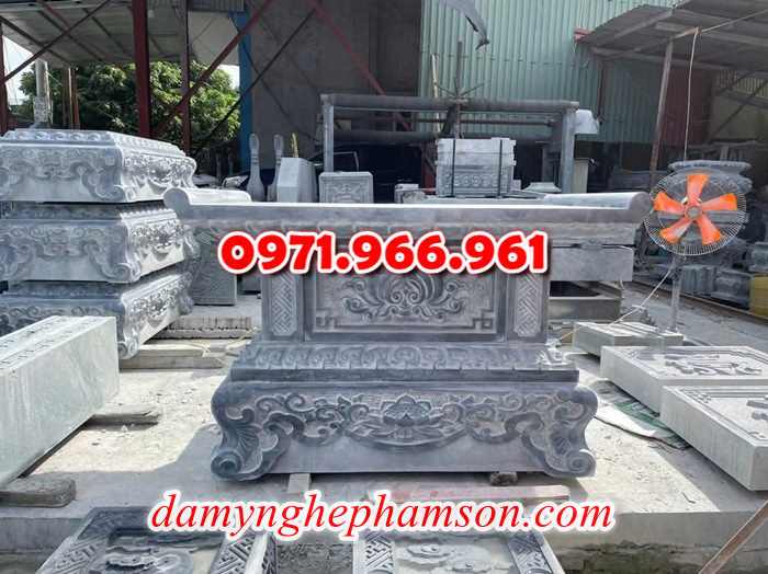 bàn thờ lễ bằng đá tự nhiên nguyên khối ngoài trời chuẩn phong thủy đẹp, bàn thờ lễ được đặt trước tượng phật quan âm hay quan thần linh, bàn lễ đá xanh ninh bình được điêu khắc hoa văn tinh sảo theo yêu cầu khách hàng, bàn lễ bằng đá cao cấp cho nhà thờ họ hay gia đình, bàn lễ trong khu lăng mộ có kích thước chuẩn phong thủy bền đẹp cho gia đình