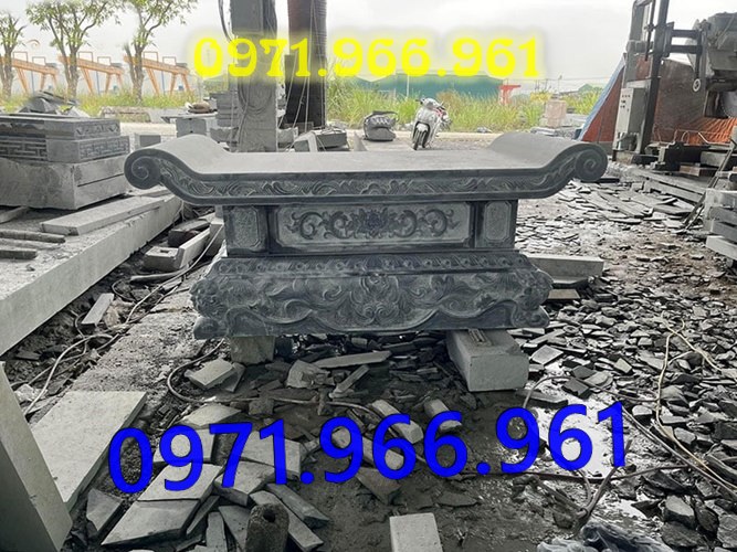 bàn thờ lễ bằng đá tự nhiên nguyên khối ngoài trời chuẩn phong thủy đẹp, bàn thờ lễ được đặt trước tượng phật quan âm hay quan thần linh, bàn lễ đá xanh ninh bình được điêu khắc hoa văn tinh sảo theo yêu cầu khách hàng, bàn lễ bằng đá cao cấp cho nhà thờ họ hay gia đình, bàn lễ trong khu lăng mộ có kích thước chuẩn  phong thủy bền đẹp cho gia đình 