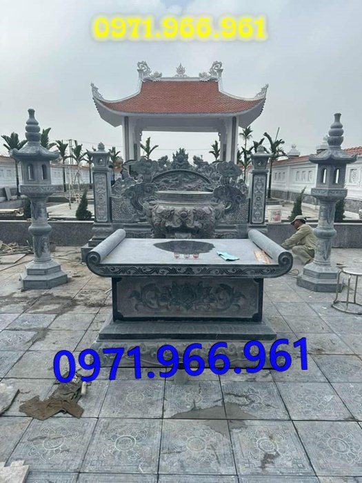 bàn thờ lễ bằng đá tự nhiên nguyên khối ngoài trời chuẩn phong thủy đẹp, bàn thờ lễ được đặt trước tượng phật quan âm hay quan thần linh, bàn lễ đá xanh ninh bình được điêu khắc hoa văn tinh sảo theo yêu cầu khách hàng, bàn lễ bằng đá cao cấp cho nhà thờ họ hay gia đình, bàn lễ trong khu lăng mộ có kích thước chuẩn  phong thủy bền đẹp cho gia đình 