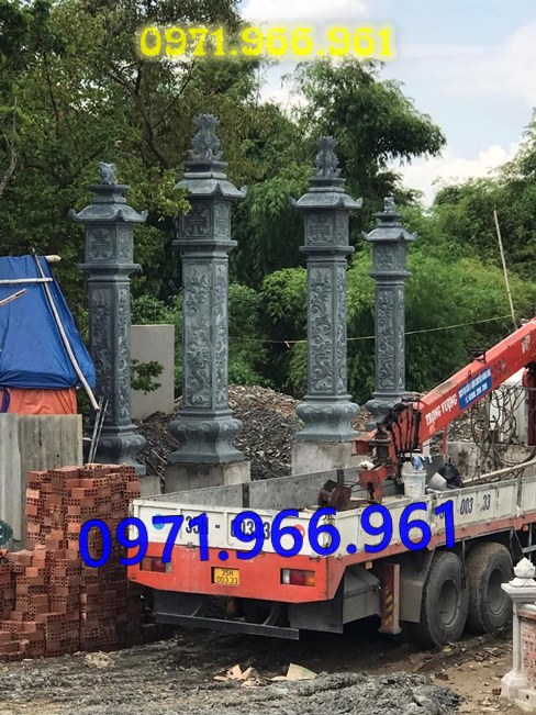 mẫu cột đá tự nhiên nguyên khối trước hiên nhà gia đình, nhà thờ, cột đá xanh đen phong thủy trước nhà thờ dòng họ, cột đá nhà gỗ chạm khắc hoa văn tinh sảo, cột đá đồng trụ, sân vườn, cột đá đình chùa bền vững cho khách hàng