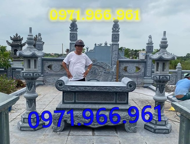 bàn thờ lễ bằng đá tự nhiên nguyên khối ngoài trời chuẩn phong thủy đẹp, bàn thờ lễ được đặt trước tượng phật quan âm hay quan thần linh, bàn lễ đá xanh ninh bình được điêu khắc hoa văn tinh sảo theo yêu cầu khách hàng, bàn lễ bằng đá cao cấp cho nhà thờ họ hay gia đình, bàn lễ trong khu lăng mộ có kích thước chuẩn phong thủy bền đẹp cho gia đình