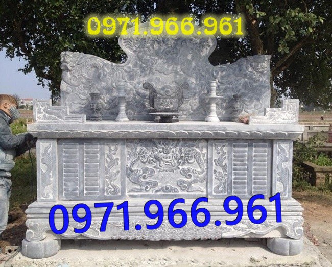 bàn thờ lễ bằng đá tự nhiên nguyên khối ngoài trời chuẩn phong thủy đẹp, bàn thờ lễ được đặt trước tượng phật quan âm hay quan thần linh, bàn lễ đá xanh ninh bình được điêu khắc hoa văn tinh sảo theo yêu cầu khách hàng, bàn lễ bằng đá cao cấp cho nhà thờ họ hay gia đình, bàn lễ trong khu lăng mộ có kích thước chuẩn phong thủy bền đẹp cho gia đình 
