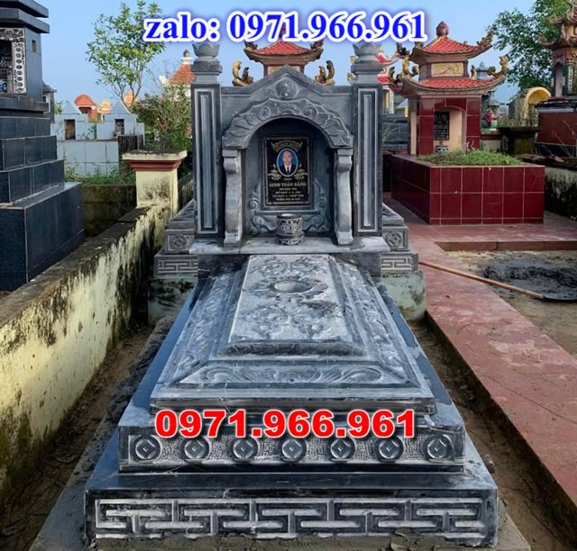 mộ tam sơn bằng đá là một trong những mẫu mộ đá truyền thống được sử dụng phổ biến tại các nghĩa trang gia đình, dòng họ và các khu lăng mộ trên khắp việt nam, thiết kế đặc trưng của mộ tam sơn gồm bia mộ phía sau với ba cấp thấp tượng trưng cho sự vững chãi, trường tồn và lòng hiếu kính vớ tổ tiên, mẫu mộ tam sơn được chế tác từ đá xanh NINH BÌNH, đá xanh rêu, đá granite hoạc đá trắng tự nhiên nguyên khối mang đến độ bền cao