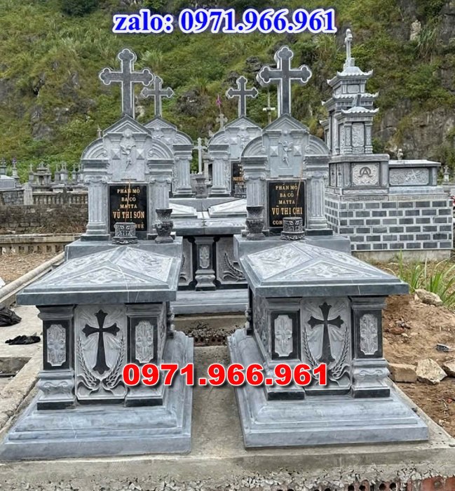 mộ tam sơn bằng đá là một trong những mẫu mộ đá truyền thống được sử dụng phổ biến tại các nghĩa trang gia đình, dòng họ và các khu lăng mộ trên khắp việt nam, thiết kế đặc trưng của mộ tam sơn gồm bia mộ phía sau với ba cấp thấp tượng trưng cho sự vững chãi, trường tồn và lòng hiếu kính vớ tổ tiên, mẫu mộ tam sơn được chế tác từ đá xanh NINH BÌNH, đá xanh rêu, đá granite hoạc đá trắng tự nhiên nguyên khối mang đến độ bền cao