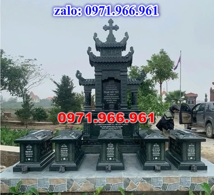 mẫu mộ công giáo nguyên khối sang trọng bằng đá xanh rêu cao cấp, mộ công giáo chuẩn phong cách thiên chúa giáo cho ông bà, cha mẹ đẹp bền vững theo thời gian, mẫu mộ công giáo bằng đá chất lượng cao, giá rẻ phù hợp cho gia đình, mẫu mộ công giáo được điêu khắc chạm chổ hoa văn tinh xảo theo yêu cầu khách hàng
