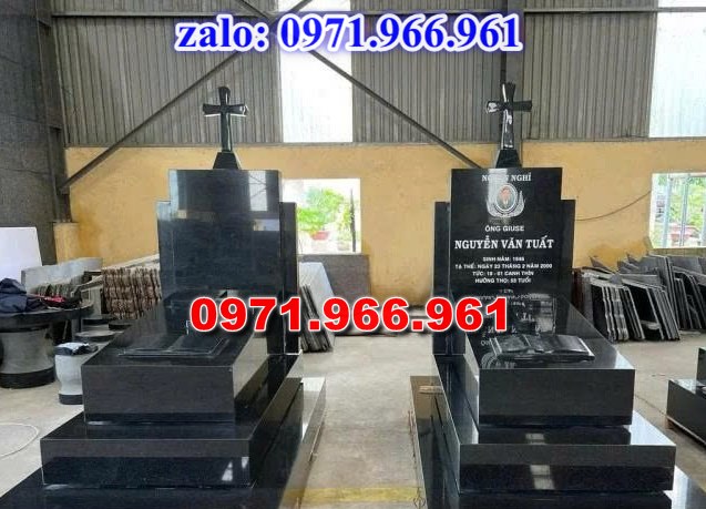 mẫu mộ công giáo nguyên khối sang trọng bằng đá xanh rêu cao cấp, mộ công giáo chuẩn phong cách thiên chúa giáo cho ông bà, cha mẹ đẹp bền vững theo thời gian, mẫu mộ công giáo bằng đá chất lượng cao, giá rẻ phù hợp cho gia đình, mẫu mộ công giáo được điêu khắc chạm chổ hoa văn tinh xảo theo yêu cầu khách hàng