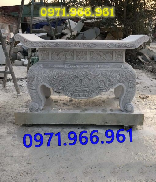 bàn thờ lễ bằng đá tự nhiên nguyên khối ngoài trời chuẩn phong thủy đẹp, bàn thờ lễ được đặt trước tượng phật quan âm hay quan thần linh, bàn lễ đá xanh ninh bình được điêu khắc hoa văn tinh sảo theo yêu cầu khách hàng, bàn lễ bằng đá cao cấp cho nhà thờ họ hay gia đình, bàn lễ trong khu lăng mộ có kích thước chuẩn phong thủy bền đẹp cho gia đình