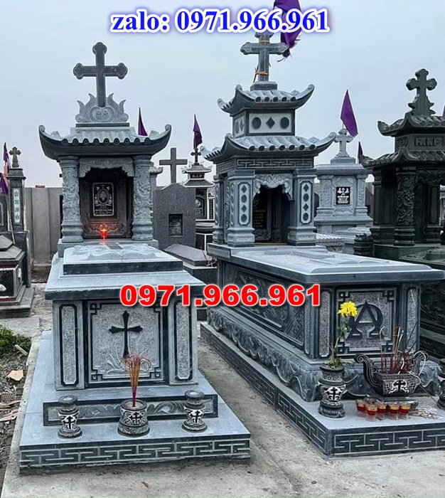 mẫu mộ công giáo nguyên khối sang trọng bằng đá xanh rêu cao cấp, mộ công giáo chuẩn phong cách thiên chúa giáo cho ông bà, cha mẹ đẹp bền vững theo thời gian, mẫu mộ công giáo bằng đá chất lượng cao, giá rẻ phù hợp cho gia đình, mẫu mộ công giáo được điêu khắc chạm chổ hoa văn tinh xảo theo yêu cầu khách hàng