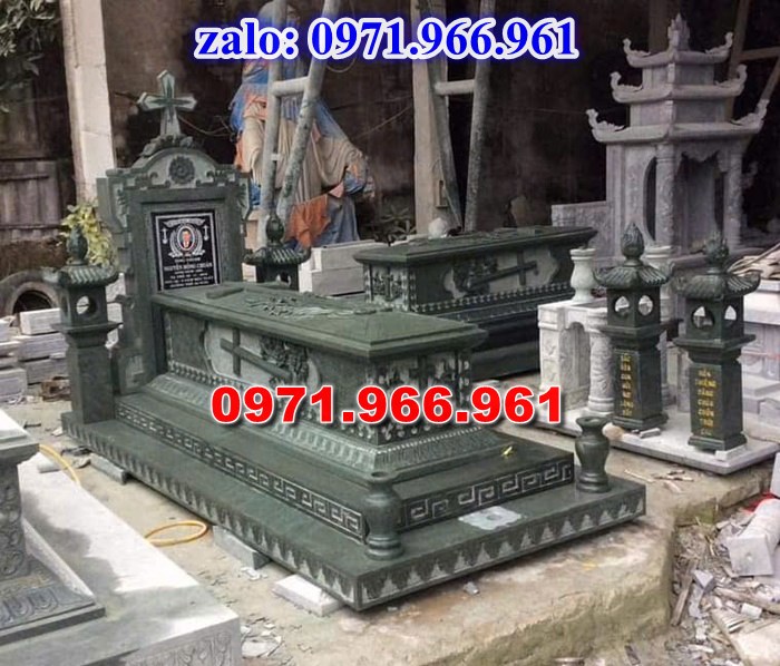 mẫu mộ công giáo nguyên khối sang trọng bằng đá xanh rêu cao cấp, mộ công giáo chuẩn phong cách thiên chúa giáo cho ông bà, cha mẹ đẹp bền vững theo thời gian, mẫu mộ công giáo bằng đá chất lượng cao, giá rẻ phù hợp cho gia đình, mẫu mộ công giáo được điêu khắc chạm chổ hoa văn tinh xảo theo yêu cầu khách hàng