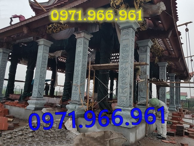 mẫu cột đá tự nhiên nguyên khối trước hiên nhà gia đình, nhà thờ, cột đá xanh đen phong thủy trước nhà thờ dòng họ, cột đá nhà gỗ chạm khắc hoa văn tinh sảo, cột đá đồng trụ, sân vườn, cột đá đình chùa bền vững cho khách hàng