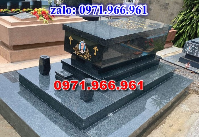 mẫu mộ công giáo nguyên khối sang trọng bằng đá xanh rêu cao cấp, mộ công giáo chuẩn phong cách thiên chúa giáo cho ông bà, cha mẹ đẹp bền vững theo thời gian, mẫu mộ công giáo bằng đá chất lượng cao, giá rẻ phù hợp cho gia đình, mẫu mộ công giáo được điêu khắc chạm chổ hoa văn tinh xảo theo yêu cầu khách hàng