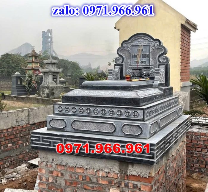 mộ tam sơn bằng đá là một trong những mẫu mộ đá truyền thống được sử dụng phổ biến tại các nghĩa trang gia đình, dòng họ và các khu lăng mộ trên khắp việt nam, thiết kế đặc trưng của mộ tam sơn gồm bia mộ phía sau với ba cấp thấp tượng trưng cho sự vững chãi, trường tồn và lòng hiếu kính vớ tổ tiên, mẫu mộ tam sơn được chế tác từ đá xanh NINH BÌNH, đá xanh rêu, đá granite hoạc đá trắng tự nhiên nguyên khối mang đến độ bền cao