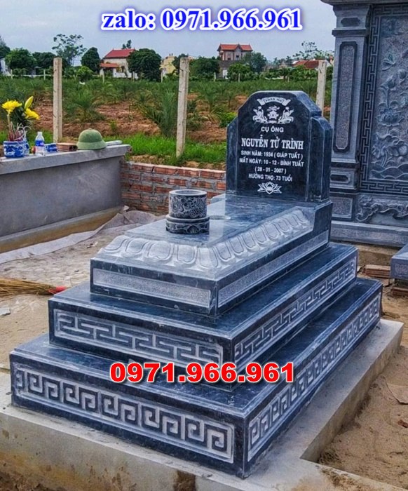 mộ tam sơn bằng đá là một trong những mẫu mộ đá truyền thống được sử dụng phổ biến tại các nghĩa trang gia đình, dòng họ và các khu lăng mộ trên khắp việt nam, thiết kế đặc trưng của mộ tam sơn gồm bia mộ phía sau với ba cấp thấp tượng trưng cho sự vững chãi, trường tồn và lòng hiếu kính vớ tổ tiên, mẫu mộ tam sơn được chế tác từ đá xanh NINH BÌNH, đá xanh rêu, đá granite hoạc đá trắng tự nhiên nguyên khối mang đến độ bền cao