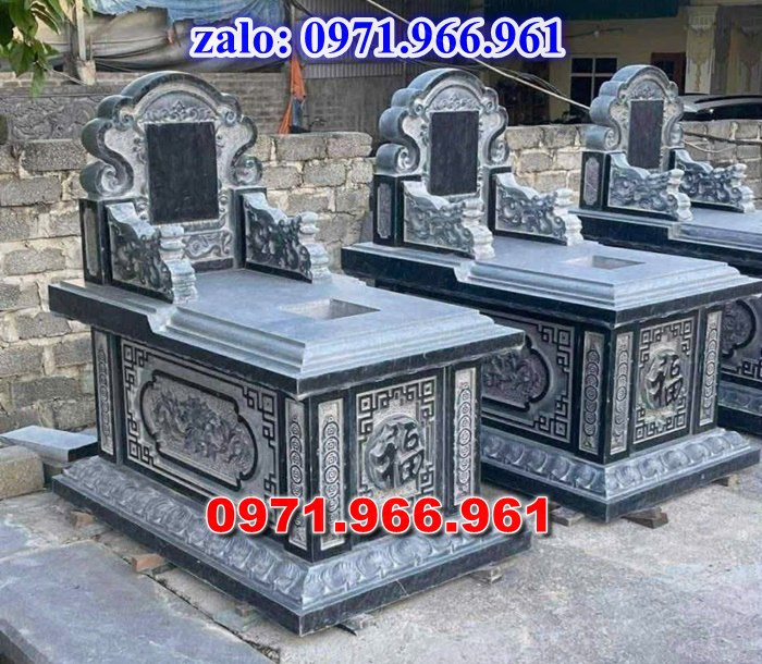 mộ tam sơn bằng đá là một trong những mẫu mộ đá truyền thống được sử dụng phổ biến tại các nghĩa trang gia đình, dòng họ và các khu lăng mộ trên khắp việt nam, thiết kế đặc trưng của mộ tam sơn gồm bia mộ phía sau với ba cấp thấp tượng trưng cho sự vững chãi, trường tồn và lòng hiếu kính vớ tổ tiên, mẫu mộ tam sơn được chế tác từ đá xanh NINH BÌNH, đá xanh rêu, đá granite hoạc đá trắng tự nhiên nguyên khối mang đến độ bền cao