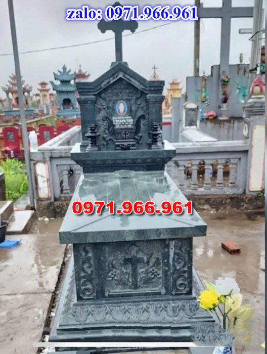 mẫu mộ công giáo nguyên khối sang trọng bằng đá xanh rêu cao cấp, mộ công giáo chuẩn phong cách thiên chúa giáo cho ông bà, cha mẹ đẹp bền vững theo thời gian, mẫu mộ công giáo bằng đá chất lượng cao, giá rẻ phù hợp cho gia đình, mẫu mộ công giáo được điêu khắc chạm chổ hoa văn tinh xảo theo yêu cầu khách hàng