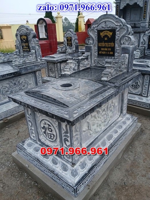 mộ tam sơn bằng đá là một trong những mẫu mộ đá truyền thống được sử dụng phổ biến tại các nghĩa trang gia đình, dòng họ và các khu lăng mộ trên khắp việt nam, thiết kế đặc trưng của mộ tam sơn gồm bia mộ phía sau với ba cấp thấp tượng trưng cho sự vững chãi, trường tồn và lòng hiếu kính vớ tổ tiên, mẫu mộ tam sơn được chế tác từ đá xanh NINH BÌNH, đá xanh rêu, đá granite hoạc đá trắng tự nhiên nguyên khối mang đến độ bền cao
