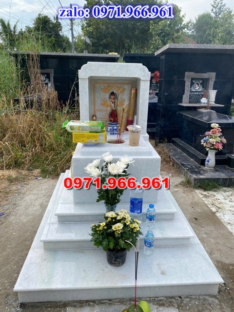 mẫu mộ công giáo nguyên khối sang trọng bằng đá xanh rêu cao cấp, mộ công giáo chuẩn phong cách thiên chúa giáo cho ông bà, cha mẹ đẹp bền vững theo thời gian, mẫu mộ công giáo bằng đá chất lượng cao, giá rẻ phù hợp cho gia đình, mẫu mộ công giáo được điêu khắc chạm chổ hoa văn tinh xảo theo yêu cầu khách hàng