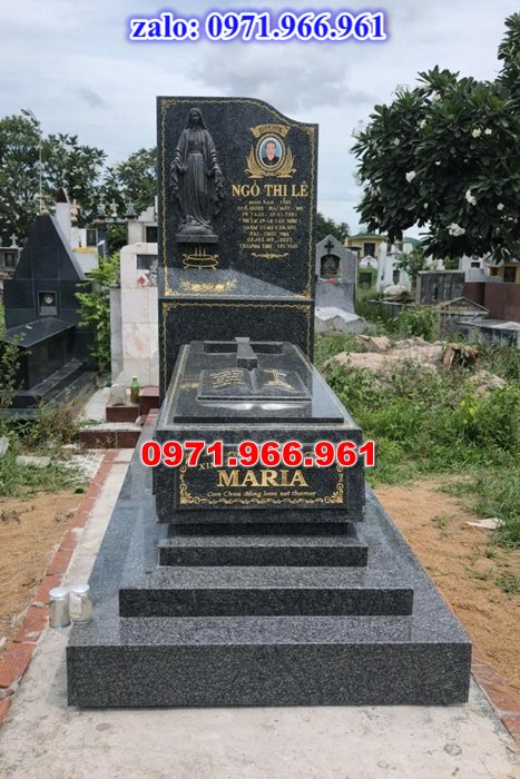 mẫu mộ công giáo nguyên khối sang trọng bằng đá xanh rêu cao cấp, mộ công giáo chuẩn phong cách thiên chúa giáo cho ông bà, cha mẹ đẹp bền vững theo thời gian, mẫu mộ công giáo bằng đá chất lượng cao, giá rẻ phù hợp cho gia đình, mẫu mộ công giáo được điêu khắc chạm chổ hoa văn tinh xảo theo yêu cầu khách hàng