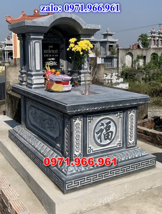 mộ tam sơn bằng đá là một trong những mẫu mộ đá truyền thống được sử dụng phổ biến tại các nghĩa trang gia đình, dòng họ và các khu lăng mộ trên khắp việt nam, thiết kế đặc trưng của mộ tam sơn gồm bia mộ phía sau với ba cấp thấp tượng trưng cho sự vững chãi, trường tồn và lòng hiếu kính vớ tổ tiên, mẫu mộ tam sơn được chế tác từ đá xanh NINH BÌNH, đá xanh rêu, đá granite hoạc đá trắng tự nhiên nguyên khối mang đến độ bền cao