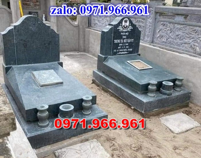 mộ tam sơn bằng đá là một trong những mẫu mộ đá truyền thống được sử dụng phổ biến tại các nghĩa trang gia đình, dòng họ và các khu lăng mộ trên khắp việt nam, thiết kế đặc trưng của mộ tam sơn gồm bia mộ phía sau với ba cấp thấp tượng trưng cho sự vững chãi, trường tồn và lòng hiếu kính vớ tổ tiên, mẫu mộ tam sơn được chế tác từ đá xanh NINH BÌNH, đá xanh rêu, đá granite hoạc đá trắng tự nhiên nguyên khối mang đến độ bền cao