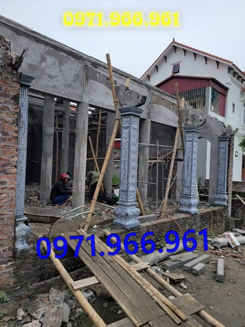 mẫu cột đá tự nhiên nguyên khối trước hiên nhà gia đình, nhà thờ, cột đá xanh đen phong thủy trước nhà thờ dòng họ, cột đá nhà gỗ chạm khắc hoa văn tinh sảo, cột đá đồng trụ, sân vườn, cột đá đình chùa bền vững cho khách hàng