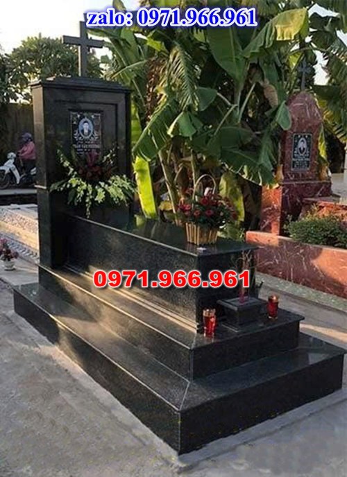 mẫu mộ công giáo nguyên khối sang trọng bằng đá xanh rêu cao cấp, mộ công giáo chuẩn phong cách thiên chúa giáo cho ông bà, cha mẹ đẹp bền vững theo thời gian, mẫu mộ công giáo bằng đá chất lượng cao, giá rẻ phù hợp cho gia đình, mẫu mộ công giáo được điêu khắc chạm chổ hoa văn tinh xảo theo yêu cầu khách hàng