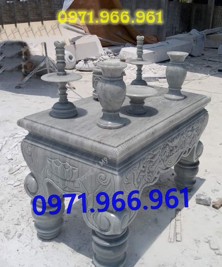 bàn thờ lễ bằng đá tự nhiên nguyên khối ngoài trời chuẩn phong thủy đẹp, bàn thờ lễ được đặt trước tượng phật quan âm hay quan thần linh, bàn lễ đá xanh ninh bình được điêu khắc hoa văn tinh sảo theo yêu cầu khách hàng, bàn lễ bằng đá cao cấp cho nhà thờ họ hay gia đình, bàn lễ trong khu lăng mộ có kích thước chuẩn phong thủy bền đẹp cho gia đình