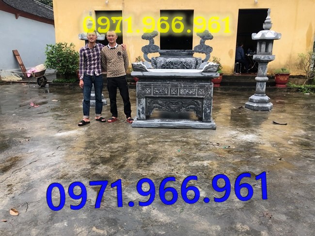 bàn thờ lễ bằng đá tự nhiên nguyên khối ngoài trời chuẩn phong thủy đẹp, bàn thờ lễ được đặt trước tượng phật quan âm hay quan thần linh, bàn lễ đá xanh ninh bình được điêu khắc hoa văn tinh sảo theo yêu cầu khách hàng, bàn lễ bằng đá cao cấp cho nhà thờ họ hay gia đình, bàn lễ trong khu lăng mộ có kích thước chuẩn  phong thủy bền đẹp cho gia đình 