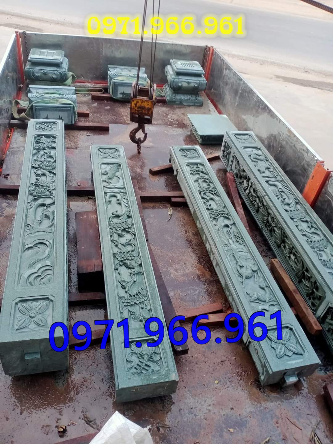 mẫu cột đá tự nhiên nguyên khối trước hiên nhà gia đình, nhà thờ, cột đá xanh đen phong thủy trước nhà thờ dòng họ, cột đá nhà gỗ chạm khắc hoa văn tinh sảo, cột đá đồng trụ, sân vườn, cột đá đình chùa bền vững cho khách hàng