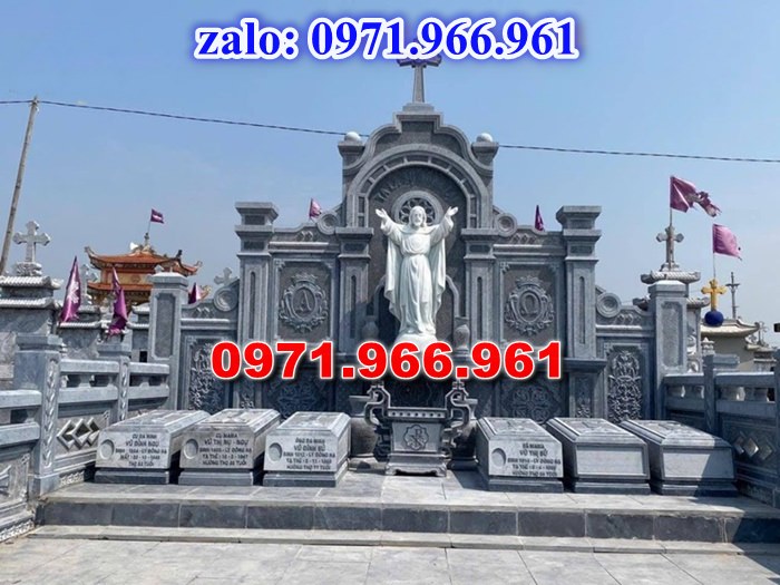 mẫu mộ công giáo nguyên khối sang trọng bằng đá xanh rêu cao cấp, mộ công giáo chuẩn phong cách thiên chúa giáo cho ông bà, cha mẹ đẹp bền vững theo thời gian, mẫu mộ công giáo bằng đá chất lượng cao, giá rẻ phù hợp cho gia đình, mẫu mộ công giáo được điêu khắc chạm chổ hoa văn tinh xảo theo yêu cầu khách hàng