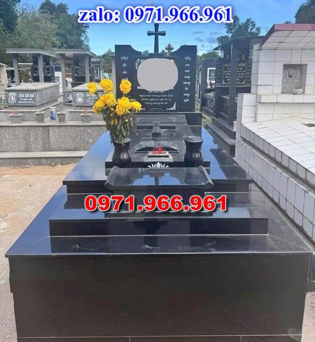mẫu mộ công giáo nguyên khối sang trọng bằng đá xanh rêu cao cấp, mộ công giáo chuẩn phong cách thiên chúa giáo cho ông bà, cha mẹ đẹp bền vững theo thời gian, mẫu mộ công giáo bằng đá chất lượng cao, giá rẻ phù hợp cho gia đình, mẫu mộ công giáo được điêu khắc chạm chổ hoa văn tinh xảo theo yêu cầu khách hàng