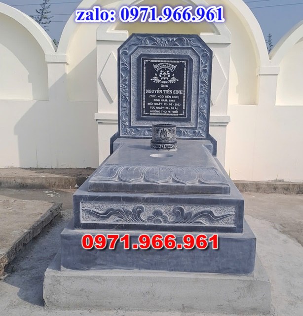 mộ tam sơn bằng đá là một trong những mẫu mộ đá truyền thống được sử dụng phổ biến tại các nghĩa trang gia đình, dòng họ và các khu lăng mộ trên khắp việt nam, thiết kế đặc trưng của mộ tam sơn gồm bia mộ phía sau với ba cấp thấp tượng trưng cho sự vững chãi, trường tồn và lòng hiếu kính vớ tổ tiên, mẫu mộ tam sơn được chế tác từ đá xanh NINH BÌNH, đá xanh rêu, đá granite hoạc đá trắng tự nhiên nguyên khối mang đến độ bền cao