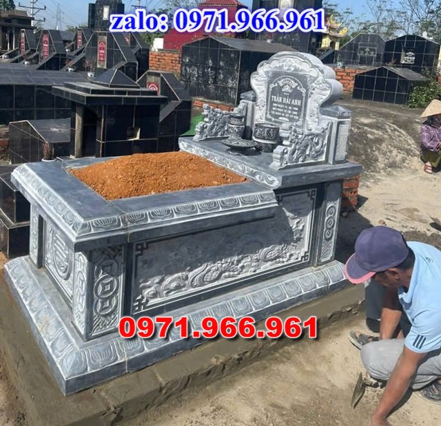 mộ tam sơn bằng đá là một trong những mẫu mộ đá truyền thống được sử dụng phổ biến tại các nghĩa trang gia đình, dòng họ và các khu lăng mộ trên khắp việt nam, thiết kế đặc trưng của mộ tam sơn gồm bia mộ phía sau với ba cấp thấp tượng trưng cho sự vững chãi, trường tồn và lòng hiếu kính vớ tổ tiên, mẫu mộ tam sơn được chế tác từ đá xanh NINH BÌNH, đá xanh rêu, đá granite hoạc đá trắng tự nhiên nguyên khối mang đến độ bền cao