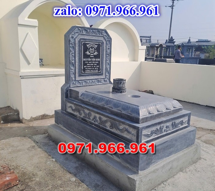 mộ tam sơn bằng đá là một trong những mẫu mộ đá truyền thống được sử dụng phổ biến tại các nghĩa trang gia đình, dòng họ và các khu lăng mộ trên khắp việt nam, thiết kế đặc trưng của mộ tam sơn gồm bia mộ phía sau với ba cấp thấp tượng trưng cho sự vững chãi, trường tồn và lòng hiếu kính vớ tổ tiên, mẫu mộ tam sơn được chế tác từ đá xanh NINH BÌNH, đá xanh rêu, đá granite hoạc đá trắng tự nhiên nguyên khối mang đến độ bền cao