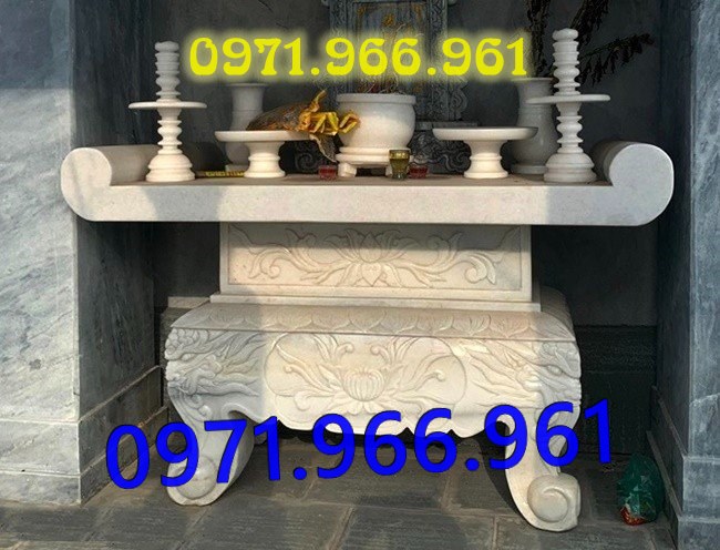 bàn thờ lễ bằng đá tự nhiên nguyên khối ngoài trời chuẩn phong thủy đẹp, bàn thờ lễ được đặt trước tượng phật quan âm hay quan thần linh, bàn lễ đá xanh ninh bình được điêu khắc hoa văn tinh sảo theo yêu cầu khách hàng, bàn lễ bằng đá cao cấp cho nhà thờ họ hay gia đình, bàn lễ trong khu lăng mộ có kích thước chuẩn  phong thủy bền đẹp cho gia đình 