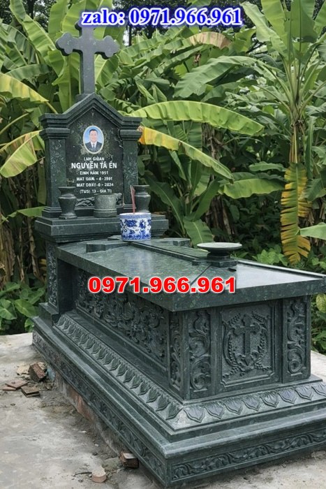 mẫu mộ công giáo nguyên khối sang trọng bằng đá xanh rêu cao cấp, mộ công giáo chuẩn phong cách thiên chúa giáo cho ông bà, cha mẹ đẹp bền vững theo thời gian, mẫu mộ công giáo bằng đá chất lượng cao, giá rẻ phù hợp cho gia đình, mẫu mộ công giáo được điêu khắc chạm chổ hoa văn tinh xảo theo yêu cầu khách hàng