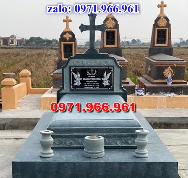 mẫu mộ công giáo nguyên khối sang trọng bằng đá xanh rêu cao cấp, mộ công giáo chuẩn phong cách thiên chúa giáo cho ông bà, cha mẹ đẹp bền vững theo thời gian, mẫu mộ công giáo bằng đá chất lượng cao, giá rẻ phù hợp cho gia đình, mẫu mộ công giáo được điêu khắc chạm chổ hoa văn tinh xảo theo yêu cầu khách hàng