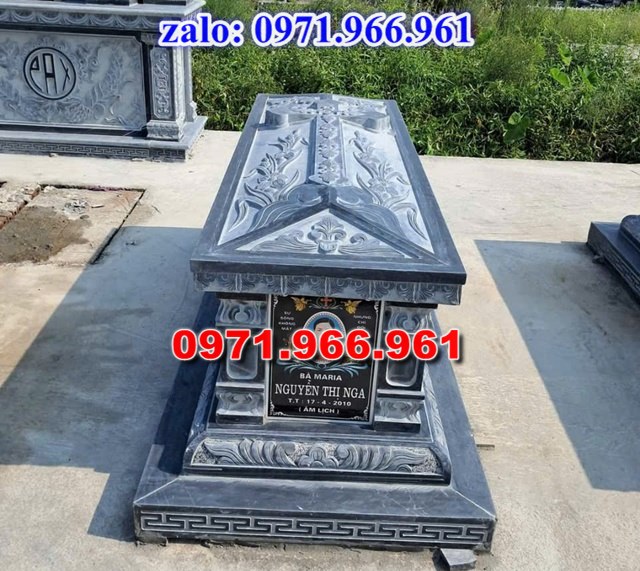 mẫu mộ công giáo nguyên khối sang trọng bằng đá xanh rêu cao cấp, mộ công giáo chuẩn phong cách thiên chúa giáo cho ông bà, cha mẹ đẹp bền vững theo thời gian, mẫu mộ công giáo bằng đá chất lượng cao, giá rẻ phù hợp cho gia đình, mẫu mộ công giáo được điêu khắc chạm chổ hoa văn tinh xảo theo yêu cầu khách hàng