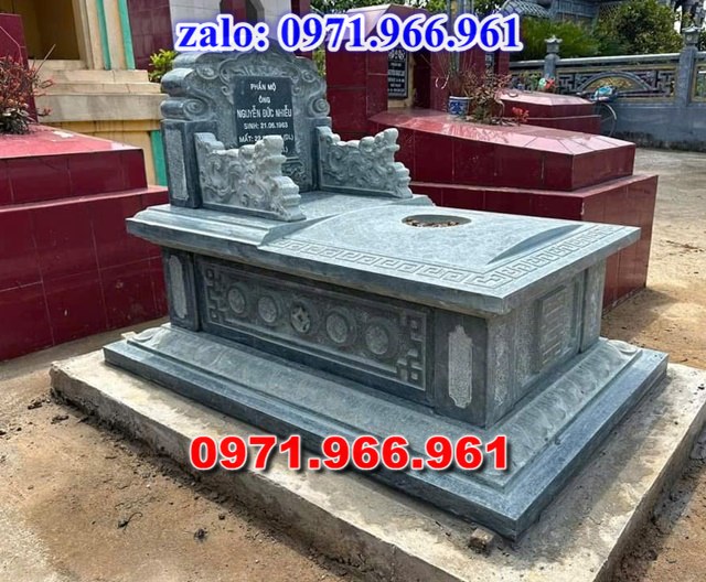 mộ tam sơn bằng đá là một trong những mẫu mộ đá truyền thống được sử dụng phổ biến tại các nghĩa trang gia đình, dòng họ và các khu lăng mộ trên khắp việt nam, thiết kế đặc trưng của mộ tam sơn gồm bia mộ phía sau với ba cấp thấp tượng trưng cho sự vững chãi, trường tồn và lòng hiếu kính vớ tổ tiên, mẫu mộ tam sơn được chế tác từ đá xanh NINH BÌNH, đá xanh rêu, đá granite hoạc đá trắng tự nhiên nguyên khối mang đến độ bền cao