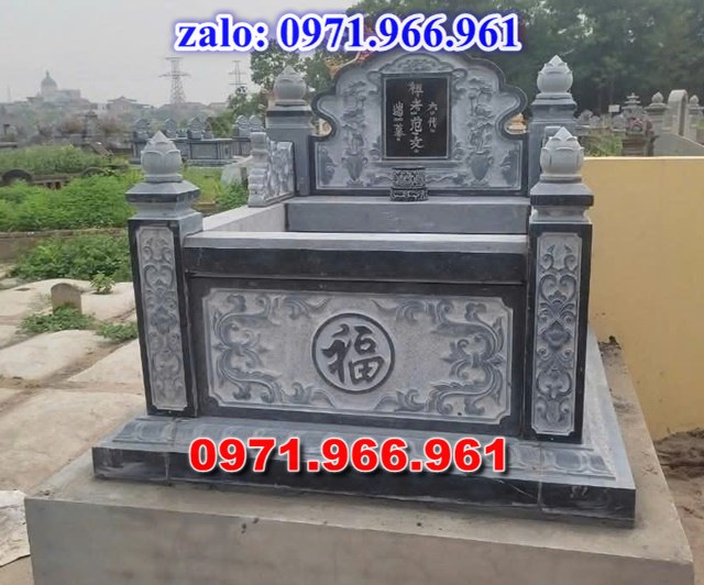 mộ tam sơn bằng đá là một trong những mẫu mộ đá truyền thống được sử dụng phổ biến tại các nghĩa trang gia đình, dòng họ và các khu lăng mộ trên khắp việt nam, thiết kế đặc trưng của mộ tam sơn gồm bia mộ phía sau với ba cấp thấp tượng trưng cho sự vững chãi, trường tồn và lòng hiếu kính vớ tổ tiên, mẫu mộ tam sơn được chế tác từ đá xanh NINH BÌNH, đá xanh rêu, đá granite hoạc đá trắng tự nhiên nguyên khối mang đến độ bền cao