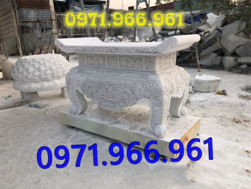 bàn thờ lễ bằng đá tự nhiên nguyên khối ngoài trời chuẩn phong thủy đẹp, bàn thờ lễ được đặt trước tượng phật quan âm hay quan thần linh, bàn lễ đá xanh ninh bình được điêu khắc hoa văn tinh sảo theo yêu cầu khách hàng, bàn lễ bằng đá cao cấp cho nhà thờ họ hay gia đình, bàn lễ trong khu lăng mộ có kích thước chuẩn  phong thủy bền đẹp cho gia đình 