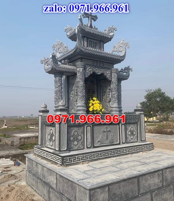 mẫu mộ công giáo nguyên khối sang trọng bằng đá xanh rêu cao cấp, mộ công giáo chuẩn phong cách thiên chúa giáo cho ông bà, cha mẹ đẹp bền vững theo thời gian, mẫu mộ công giáo bằng đá chất lượng cao, giá rẻ phù hợp cho gia đình, mẫu mộ công giáo được điêu khắc chạm chổ hoa văn tinh xảo theo yêu cầu khách hàng