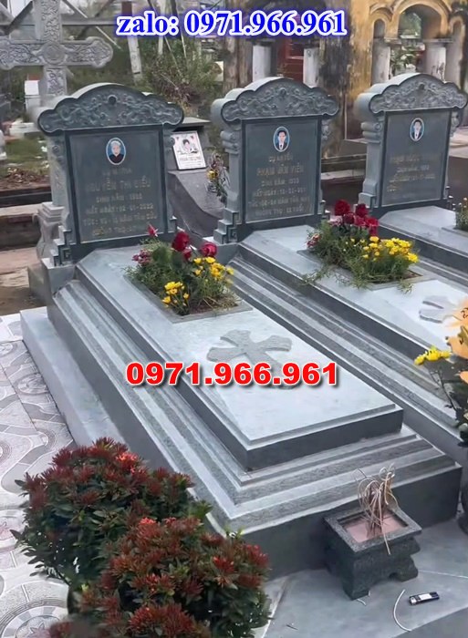 mẫu mộ công giáo nguyên khối sang trọng bằng đá xanh rêu cao cấp, mộ công giáo chuẩn phong cách thiên chúa giáo cho ông bà, cha mẹ đẹp bền vững theo thời gian, mẫu mộ công giáo bằng đá chất lượng cao, giá rẻ phù hợp cho gia đình, mẫu mộ công giáo được điêu khắc chạm chổ hoa văn tinh xảo theo yêu cầu khách hàng