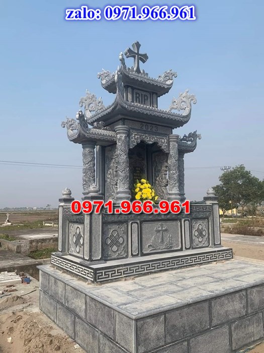 mẫu mộ công giáo nguyên khối sang trọng bằng đá xanh rêu cao cấp, mộ công giáo chuẩn phong cách thiên chúa giáo cho ông bà, cha mẹ đẹp bền vững theo thời gian, mẫu mộ công giáo bằng đá chất lượng cao, giá rẻ phù hợp cho gia đình, mẫu mộ công giáo được điêu khắc chạm chổ hoa văn tinh xảo theo yêu cầu khách hàng