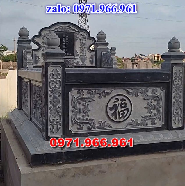 mộ tam sơn bằng đá là một trong những mẫu mộ đá truyền thống được sử dụng phổ biến tại các nghĩa trang gia đình, dòng họ và các khu lăng mộ trên khắp việt nam, thiết kế đặc trưng của mộ tam sơn gồm bia mộ phía sau với ba cấp thấp tượng trưng cho sự vững chãi, trường tồn và lòng hiếu kính vớ tổ tiên, mẫu mộ tam sơn được chế tác từ đá xanh NINH BÌNH, đá xanh rêu, đá granite hoạc đá trắng tự nhiên nguyên khối mang đến độ bền cao