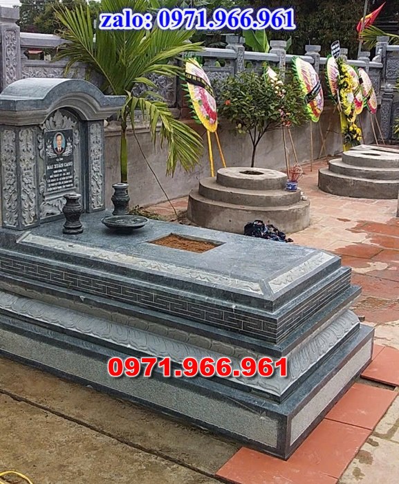 mộ tam sơn bằng đá là một trong những mẫu mộ đá truyền thống được sử dụng phổ biến tại các nghĩa trang gia đình, dòng họ và các khu lăng mộ trên khắp việt nam, thiết kế đặc trưng của mộ tam sơn gồm bia mộ phía sau với ba cấp thấp tượng trưng cho sự vững chãi, trường tồn và lòng hiếu kính vớ tổ tiên, mẫu mộ tam sơn được chế tác từ đá xanh NINH BÌNH, đá xanh rêu, đá granite hoạc đá trắng tự nhiên nguyên khối mang đến độ bền cao