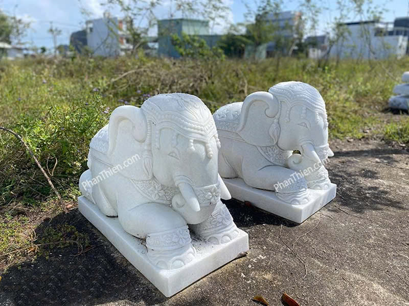 voi bằng đá tự nhiên nguyên khối canh cổng phong thủy trước nhà, voi đá sân vườn, trang trí khu biệt thự, voi đá nhà thờ họ, trấn trạch khu lăng mộ, voi đá phong thủy mang tài lộc, thịnh vượng, bình an, voi đá đặt trước cửa công ty, trang trí trong các công trình tâm linh